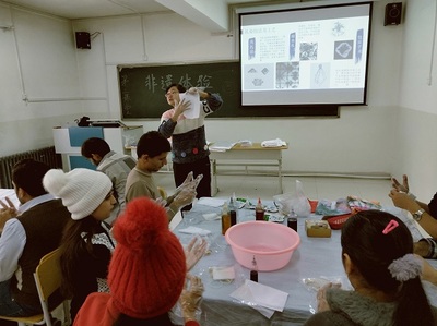 走進(jìn)非遺之美 我校留學(xué)生第二課堂手工扎染活動體驗(yàn)